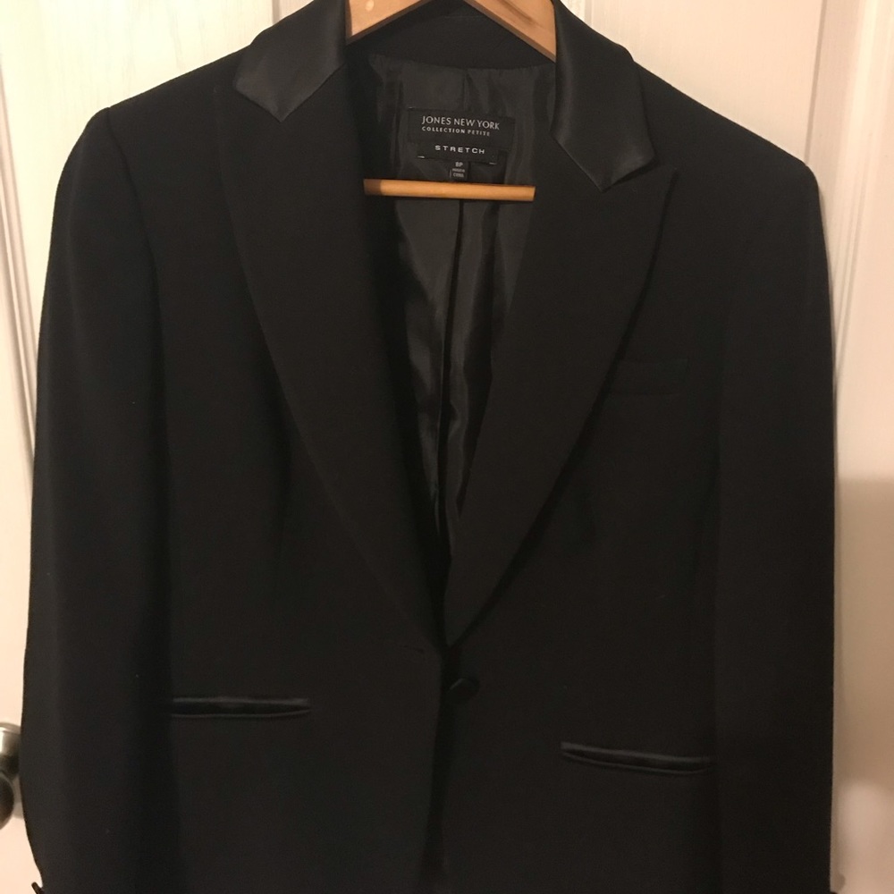 Beautiful blazer with satin accents